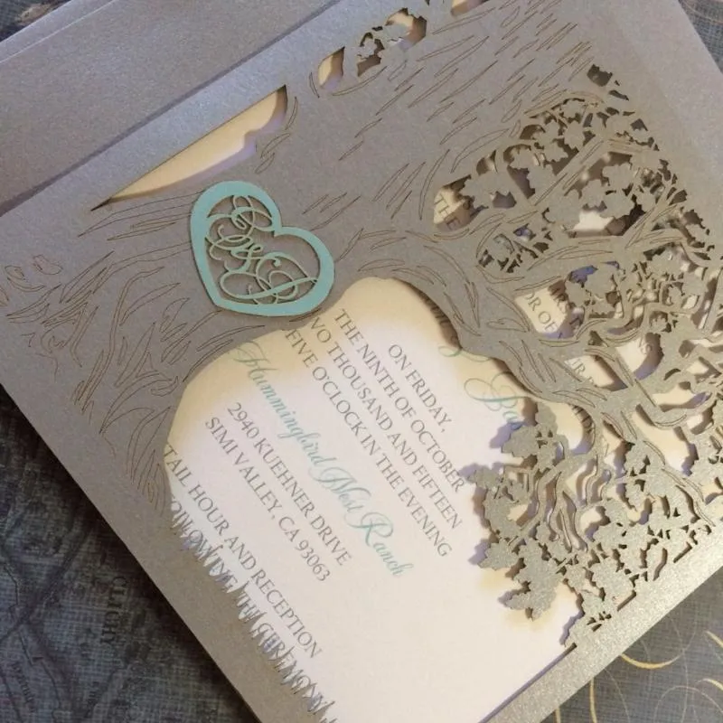 Thiệp cưới với chi tiết cắt laser (Die-Cut Details)